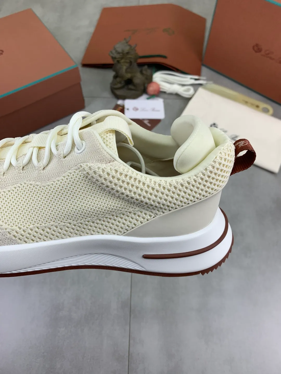 Men's men's shoes 💰P542 New style 💰High quality The latest casual shoes Loro Piana 💯Top grade💯Buy the original copy💯 Founded the existing Loro Piana company on April 24, 1924. The family has been operating for the sixth generation, providing top quality products to customers who are discerning in taste and quality. Imported original fly woven fabrics with cowhide fabric, plain calfskin lining, hand-stitched threads with cowhide feet, original packaging, high-end outsole, size: 38-46, multiple colors available, complete package